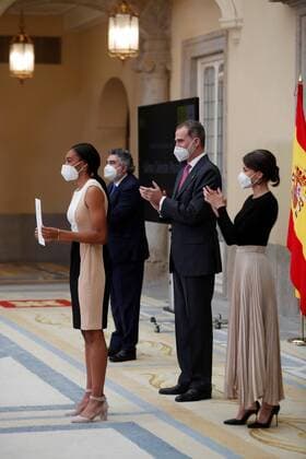 Spain s King Felipe VI (2nd-R) and Queen Letizia (R) applaud soccer player Salma Paralluelo (L) after handing her in Queen Sofia Award to Best Athlete under 18 during a 2018 Spanish National Sports Awarding Ceremony at Pardo Palace, in Madrid, Spain, 02 March 2021. At second left is Spanish Culture and Sports Minister Jose Manuel Rodriguez Uribes. Spain s Royal couple gives 2018 Spanish National Sports Awards 2018 !ACHTUNG: NUR REDAKTIONELLE NUTZUNG!  Copyright: xEMILIOxNARANJOx GRAF6472 20210302-637502891409620583
