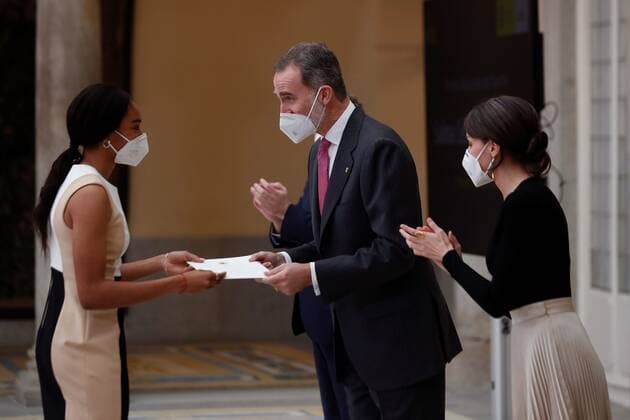 Spain s King Felipe VI (2nd-R) and Queen Letizia (R) hand in Queen Sofia Award to Best Athlete under 18 to soccer player Salma Paralluelo (L) during a 2018 Spanish National Sports Awarding Ceremony at Pardo Palace, in Madrid, Spain, 02 March 2021. Spain s Royal couple gives 2018 Spanish National Sports Awards 2018 !ACHTUNG: NUR REDAKTIONELLE NUTZUNG!  Copyright: xEMILIOxNARANJOx GRAF6519 20210302-637502891458059418
