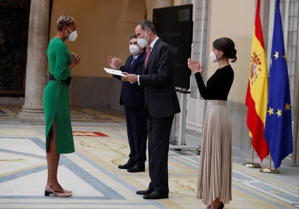 Spain s King Felipe VI (C) and Queen Letizia (R) give Latin American Community Trophy to Venezuelan athlete Yulimar Rojas (L) during a 2018 Spanish National Sports Awarding Ceremony at Pardo Palace, in Madrid, Spain, 02 March 2021. Spain s Royal couple gives 2018 Spanish National Sports Awards 2018 !ACHTUNG: NUR REDAKTIONELLE NUTZUNG!  Copyright: xEmilioxNaranjox GRAF6477 20210302-637502891469621954