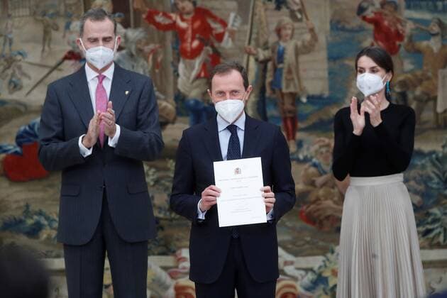 Spain s Queen Letizia (R) and King Felipe VI (L) applaud Real Madrid s director of institutional relations Emilio Butragueno after handing him in the Stadium Cup, that Butragueno receives on behalf of Real Madrid University School, during Spanish National Sports Awarding Ceremony at Pardo Palace, in Madrid, Spain, 02 March 2021. Spain s Royal couple gives 2018 Spanish National Sports Awards 2018 !ACHTUNG: NUR REDAKTIONELLE NUTZUNG!  Copyright: xJUANxCARLOSxHIDALGOx GRAF6509 20210302-637502891481809416