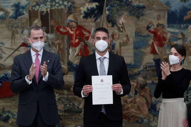 Spain s King Felipe VI (L) and Queen Letizia (R) give Francisco Fernandez Ochoa Lifetime Achievement Award to Spanish basketball player Juan Carlos Navarro during a 2018 Spanish National Sports Awarding Ceremony at Pardo Palace, in Madrid, Spain, 02 March 2021. Spain s Royal couple gives 2018 Spanish National Sports Awards 2018 !ACHTUNG: NUR REDAKTIONELLE NUTZUNG!  Copyright: xJuanxCarlosxHidalgox GRAF6518 20210302-637502891491653181