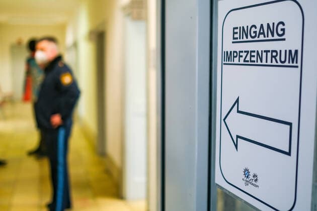 Start of Corona vaccinations at the Bavarian Police 02 02 2021 MUNICH Today, the Bavarian Police will receive the first 10,000 doses of the Corona vaccine from the manufacturer AstraZeneca Entrance to the vaccination center of the 1 riot police department in Munich Munich Bavaria Germany