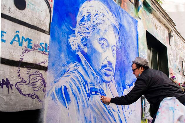 Bilder des Jahres 2021, Entertainment 03 März Entertainment Themen der Woche KW09 News Bilder des Tages Entertainment Bilder des Tages Paris, France March 2, 2021 - Street artist Ernesto Novo installs a fresco that represents Serge Gainsbourg during a tribute in front of his house on the occasion of the 30th anniversary of his death. Thirty years after his death, Serge Gainsbourg still leaves his mark. Love him or hate him, the alcoholic and tortured poet breathed new life into French song. NEWS, SERGE GAINSBOURG, ART, MUSIQUE, ARTISTE, CELEBRITE, HOMMAGE, ANNIVERSAIRE, SONGWRITER, AUTEUR, CULTURE, POP ROCK, CHANTEUR, POETE, STREET ART FRESQUE  Copyright: xVincentxIsorex