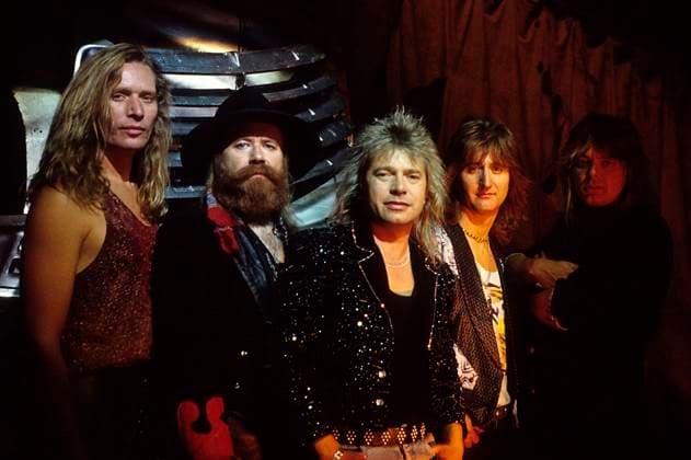 Mickey Barker, Tony Clarkin, Bob Catley, Mark Stanway und Al Barrow von Magnum bei den Dreharbeiten zum Musikvideo Rockin Chair . London, 15.06.1990 *** Mickey Barker, Tony Clarkin, Bob Catley, Mark Stanway and Al Barrow from Magnum filming the music video Rockin Chair London, 15 06 1990 Foto:xR.xKeuntjex xFuturexImage
