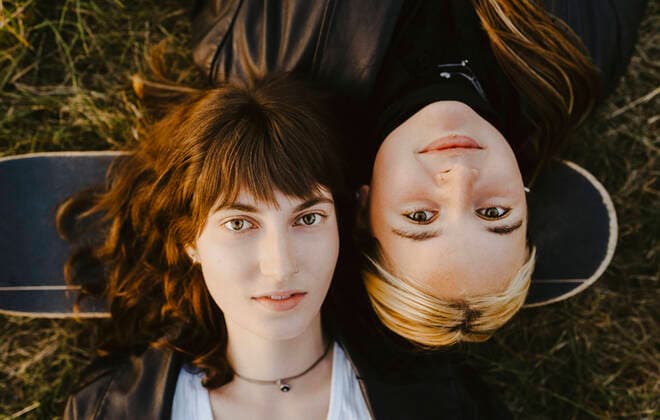 Creative Highlights Symbolbilder Directly above portrait of female friends lying down Germany, Berlin, model released Copyright: xMaskotx , MA84324