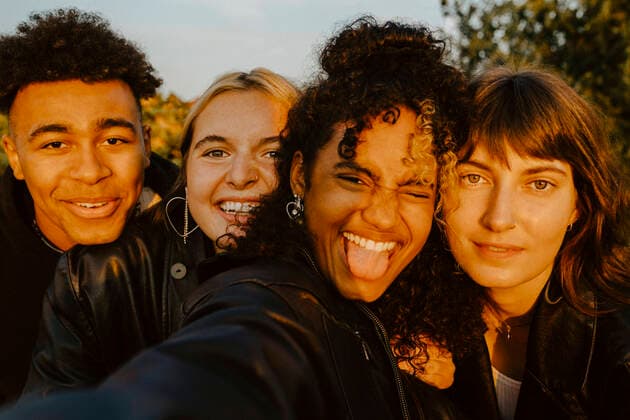 Creative Highlights Symbolbilder Cheerful friends taking selfie outdoors during sunset Germany, Berlin, model released Copyright: xMaskotx , MA84338