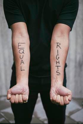 IMAGO Creative: Nächste Generation, Sozial- und klimabewusst Midsection of male protestor showing equal rights written on hand Sweden, Stockholm, model released Copyright: xMaskotx , MA84421