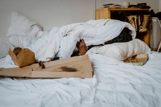 IMAGO Creative: Gesundheit, Magersucht, Bulimie Depressed woman covered in blanket resting at home Germany, Berlin, model released, property released Copyright: xMaskotx , MA84859
