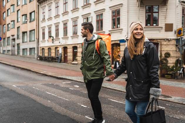 IMAGO Creative: Herbst in der Stadt Smiling couple holding hands while crossing street in city Sweden, Gothenburg, model released Copyright: xMaskotx , MA85085