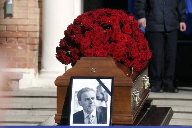 Bilder des Jahres 2021, News 03 März News Themen der Woche KW09 News Bilder des Tages Milan Bandic s Funeral in Zagreb The coffin of long-time mayor of Croatian capital of Zagreb Milan Bandic carried out in front of the morgue , at the cemetery Mirogoj, in Zagreb, Croatia, on March 3,2021 RobertxAnic PIXSELL