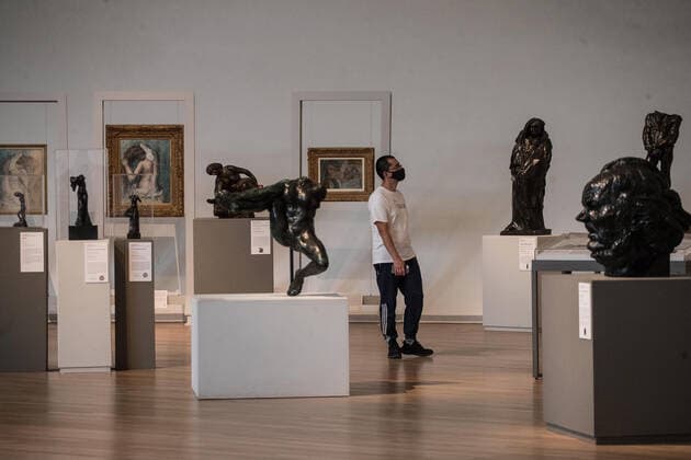 Museums Resume Activities Amid Covid In Mexico MEXICO CITY, MEXICO - MARCH 3: A person wears a protective mask during a tour at Soumaya Museum, as the Mexican government has allowed the museums reopening amid orange alert of epidemiological semaphore by the new Covid pandemic on March 3, 2021 in Mexico City, Mexico Copyright: xJulianxLopezx EYEPIXGROUP_JL_03032021_4203