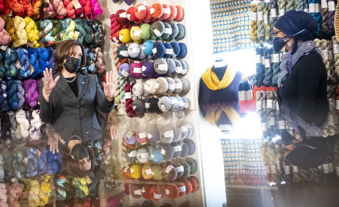 Bilder des Jahres 2021, News 03 März News Themen der Woche KW09 News Bilder des Tages Vice President Kamala Harris (L) talks to Maiah Davis as she participate in a small business roundtable at Fiber Space, a woman-owned boutique yarn and fabric store, with small business employees and community leaders to talk about the impacts of the Biden Administration s American Rescue Plan, in Alexandria, Virginia on Wednesday, March 3, 2021. The Vice President discussed the plan and how it will help to safely open schools, provide financial relief and support women returning to the workforce in the wake of the COVID-19 pandemic.  WAP20210303322 KEVINxDIETSCH