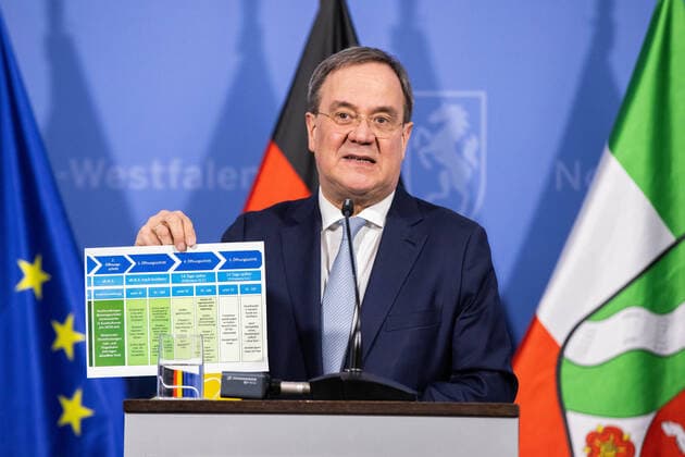 Bilder des Jahres 2021, News 03 März News Themen der Woche KW09 News Bilder des Tages Coronavirus - Landesregierung NRW Armin Laschet (CDU), Ministerpräsident von Nordrhein-Westfalen, spricht bei einer Pressekonferenz. Nach den Beratungen von Bundeskanzlerin Merkel mit den Ministerpräsidenten erläuterte Laschet die Position des Landes Nordrhein-Westfalen. Düsseldorf Nordrhein-Westfalen Deutschland *** Coronavirus NRW State Government Armin Laschet CDU , Minister President of North Rhine Westphalia, speaks at a press conference Following Chancellor Merkels consultations with the Minister Presidents, Laschet explained the position of the State of North Rhine Westphalia Düsseldorf North Rhine Westphalia Germany Poolfoto dpa ,EDITORIAL USE ONLY