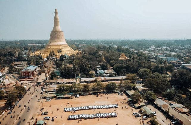 Bilder des Jahres 2021, News 03 März News Themen der Woche KW09 News Bilder des Tages Protest aginst Military Coup BAGO, MYANMAR, MAR. 4: People protest peacefully against the military coup in Bago, Myanmar, on March 4, 2021. On the 3rd in Myanmar, the military fired live ammunition at protesters, killing 38 people, the UN said. Bago Myanmar 6256_233467 Copyright: xKP PentaxPressx