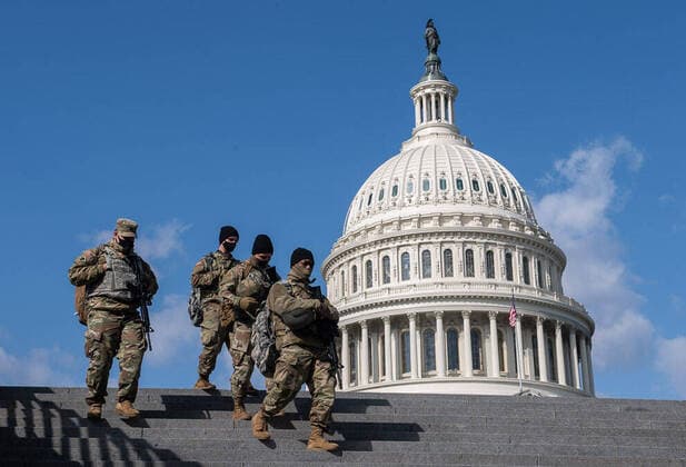 Bilder des Jahres 2021, News 03 März News Themen der Woche KW09 News Bilder des Tages Members of the National Guard walk past the U.S. Capitol in Washington, DC on Thursday, March 4, 2021. The House of Representatives canceled its session today after receiving information about a possible security threat at the Capitol.  WAP20210304308 KEVINxDIETSCH