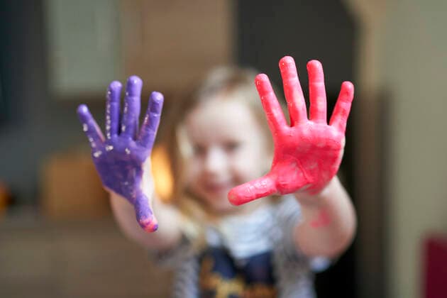 IMAGO Kreativ: Bildung, Kunsterziehung Close up of little girl s painted palms. Prague, Czech Republic R_UBRU210304B-93698-01 ,model released, Symbolfoto
