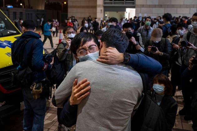 Bilder des Jahres 2021, News 03 März News Themen der Woche KW09 News Bilder des Tages China, Gerichtsverhandlung gegen pro-demokratische Aktivisten in Hongkong March 4, 2021, Hong Kong, China: Supporters cry and comfort each other after hearing bail results at West Kowloon Court in Hong Kong..All 47 pro-democracy activists in Hong Kong have been charged with subversion remained in custody after the Department of Justice sought a review of judge previous decision to grand bail. Hong Kong China - ZUMAs197 20210304_zaa_s197_214 Copyright: xMiguelxCandelax