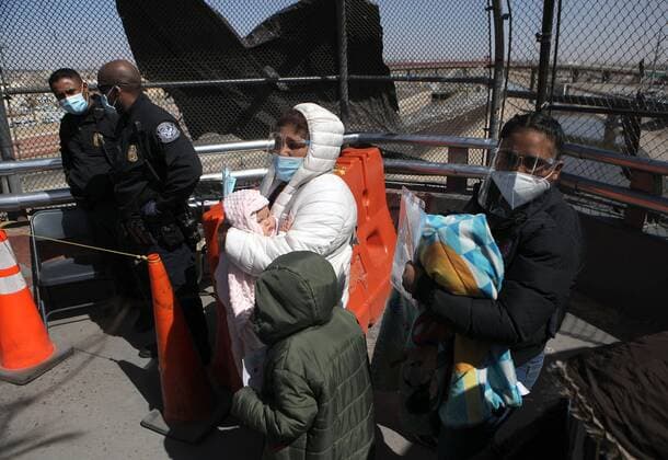 Members of the International Organization for Migration escort Center-American immigrants as part of the Migrant Protection Protocol (MPP) north of Juarez City, Mexico, at the border with the United States, 05 March 2021. Extortions, kidnapping and lack of essential services are some of the miseries that migrants repatriated to Mexico under Donald Trump s controversial migratory program suffered at the border between Mexico and the US, according to a report published by NGO Human Rights Watch (HRW). FE Luis Torres HRW detects extortions and kidnapping of migrants in the border between Mexico and the US !ACHTUNG: NUR REDAKTIONELLE NUTZUNG!  Copyright: xLuisxTorresx MEX6243 20210305-637505297293823010
