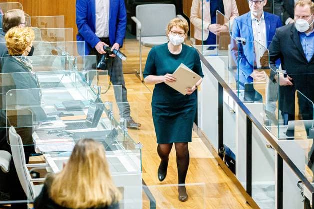 DEUTSCHLAND, NIEDERSACHSEN, HANNOVER, 05.03.2021 - Außerplanmäßige Plenarsitzung im Niedersächsischen Landtag - Daniela Behrens (SPD), läuft an der Regierungsbank vorbei in Richtung Podium, um als neue Gesundheits-und Sozialministerin vereidigt zu werden. *** GERMANY, LOWER SAXONY, HANOVER, 05 03 2021 Unscheduled plenary session in the Lower Saxony state parliament Daniela Behrens SPD , walks past the government bench towards the podium to be sworn in as the new health and social affairs minister