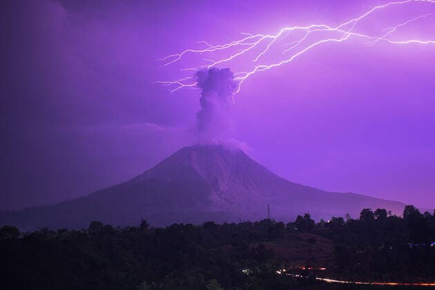 Bilder des Jahres 2021, News 03 März News Themen der Woche KW09 News Bilder des Tages (210305) -- NORTH SUMATRA, March 5, 2021 -- The long-time exposure photo taken on March 5, 2021 shows lightning striking near Mount Sinabung with white smoke being spewed in Karo, North Sumatra, Indonesia. (Photo by Xinhua) INDONESIA-MOUNT SINABUNG-LIGHTNING SariantoxSembiring 