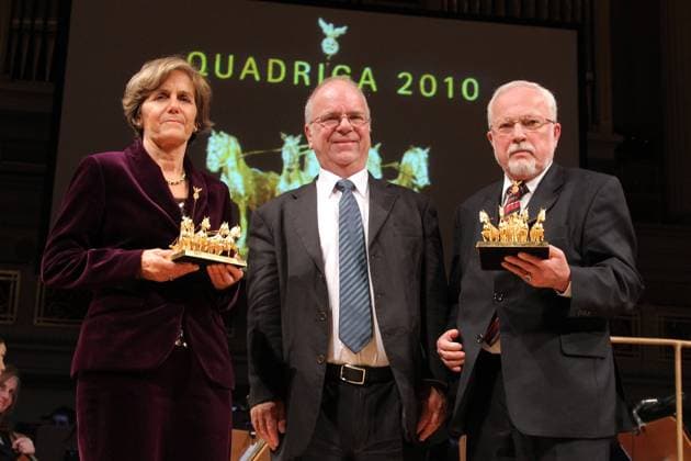 Architektur der Einheit Preistraeger: Lothar de Maiziere, Rechtsanwalt, Berlin und Dr. Wolfgang Schaeuble ( empfangen von Frau Ingeborg Schaeuble) , Bundesminister der Finanzen, Berlin und Laudator Prof. Dr. Richard SchroÌ^der, Philosoph, Blankenfelde bei der Verleihung der Quadriga Verleihung 2010 im Konzerthaus am Gendarmenmarkt in Berlin. *** Architecture of Unity laureate Lothar de Maiziere, lawyer, Berlin and Dr Wolfgang Schaeuble received by Mrs Ingeborg Schaeuble , Federal Minister of Finance, Berlin and laudator Prof Dr Richard SchroÌ^der, philosopher, Blankenfelde at the Quadriga Awards 2010 in the Konzerthaus am Gendarmenmarkt in Berlin Copyright: xEventpressx