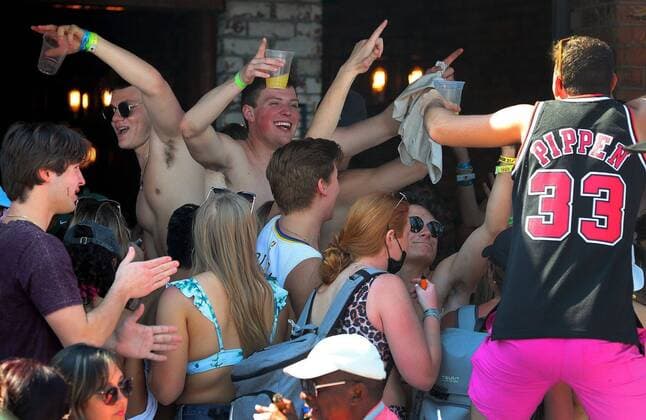 Bilder des Jahres 2021, News 03 März News Themen der Woche KW09 News Bilder des Tages March 5, 2021, USA: Afternoon partiers crowd the outdoor area of Cafe Ibiza in Fort Lauderdale, Florida on Thursday, March 4, 2021 as Spring Break is starting to ramp up on Fort Lauderdale beach and nearby bars. USA - ZUMAm67_ 20210305_zaf_m67_003 Copyright: xMikexStockerx xSouthxFloridaxSunx