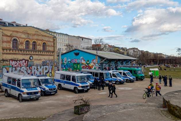Bilder des Jahres 2021, News 03 März News Themen der Woche KW09 News Bilder des Tages Polizei im Görlitzer Park, Drogenrazzia, Kreuzberg, Berlin 05.03.2021, Polizeieinsatz im Görlitzer Park, Polizeifahrzeuge, Drogenrazzia, Kreuzberg, Berlin