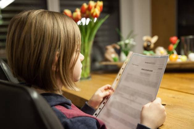 Bamberg, Deutschland 05. Maerz 2021: Eine Schülerin hält ihr Zwischenzeugnis für das Schuljahr 2020 2021 in den Händen. Wegen der Corona-Pandemie und dem Homeschooling gab es in Bamberg das Zeugnis für Schüler erst im März durch die Schulen. Bayern *** Bamberg, Germany 05 March 2021 A student holds her interim report card for the 2020 2021 school year Because of the Corona pandemic and homeschooling, Bamberg didnt give students their report cards until March by schools Bavaria Copyright: xFotostandx xK.xSchmittx