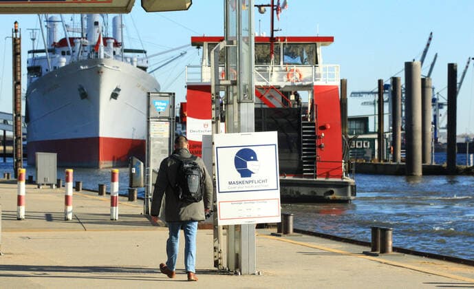 At the St Pauli Landungsbrücken on the Elbe there is a sign indicating that masks are compulsory in this area on weekends and public holidays from 10 am to 6 pm St Pauli Hamburg