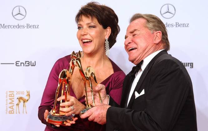 Preistraeger Beste Fernsehserie : Um Himmers Willen mit Janina Hartwig und Fritz Wepper zur Bambi Verleihung 2010 in der Metroptolis-Halle am Filmpark in Potsdam-Babelsberg *** Award winner Best TV Series Um Himmers Willen with Janina Hartwig and Fritz Wepper at the Bambi Awards 2010 in the Metroptolis Halle at the Filmpark in Potsdam Babelsberg Copyright: xEventpressxHerrmannx