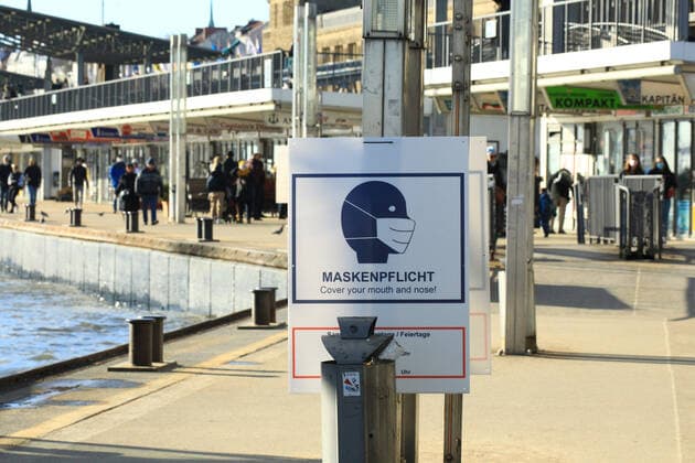 At the St Pauli Landungsbrücken on the Elbe there is a sign indicating that masks are compulsory in this area on weekends and public holidays from 10 am to 6 pm St Pauli Hamburg
