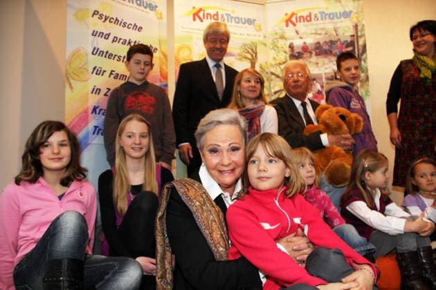 Ragnhild und Dieter Thomas Heck mit Kindern des Pallium e.V., Offiziellen Übernahme der Schirmherrschaft von Ragnhild und Dieter Thomas Heck für das neue Projekt Kind & Trauer *** Ragnhild and Dieter Thomas Heck with children of the Pallium e V , official takeover of the patronage of Ragnhild and Dieter Thomas Heck for the new project child grief Copyright: xEventpressxWalterx