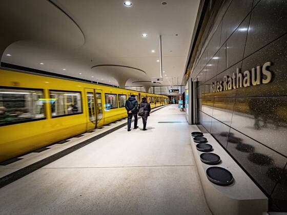 Berlin Mitte , Rotes Rathaus, U Bahn Station Berlin