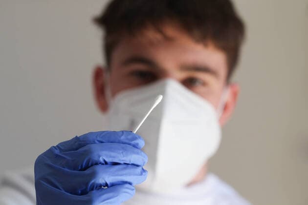 Freiburg Topic image Coronavirus, Covid, nasal swab at the doctor, general practitioner in the doctors office Topic image Coronavirus, Covid, nasal swab at the doctor, general practitioner in the doctors office A doctor wearing blue protective gloves performs a PCR test, nasal swab, nasal swab, corona swab in a nostril, a corona antigen rapid test on Copyright: xFleigx xEibner-Pressefotox EP_dfg