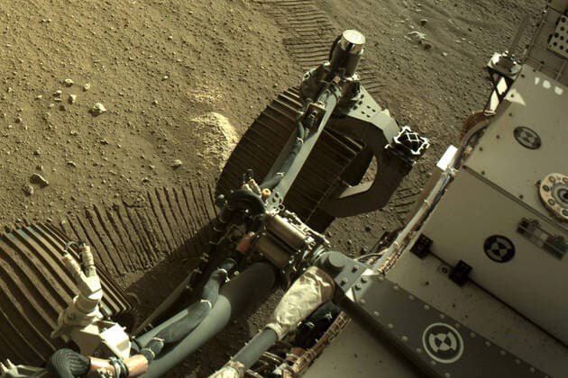 Bilder des Jahres 2021, News 03 März News Themen der Woche KW09 News Bilder des Tages NASA s Mars Perseverance rover acquired this image on March 6, 2021 (Sol 15), using its onboard Right Navigation Camera (Navcam). The camera is located high on the rover s mast and aids in driving. A key objective for Perseverance s mission on Mars is astrobiology, including the search for signs of ancient microbial life. In cooperation with ESA (European Space Agency), subsequent NASA missions would send spacecraft to Mars to collect these sealed samples from the surface and return them to Earth for in-depth analysis. NASA  WAX2021030603 NASA
