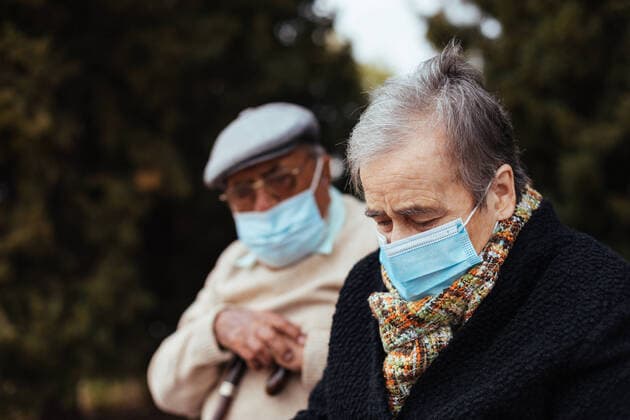 IMAGO Creative: 2021 Trends Side view of an elderly couple wearing face mask on the street as they looking away on a winter afternoon, Model released Copyright: xMarcosxOsoriox MR