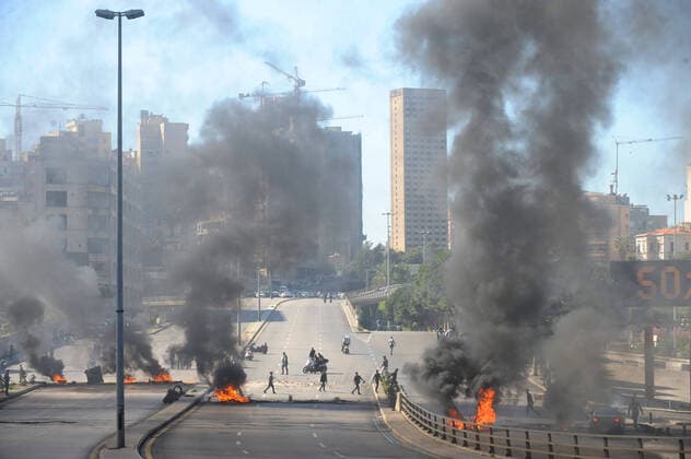 Bilder des Jahres 2021, News 03 März News Themen der Woche KW09 News Bilder des Tages (210307) -- BEIRUT, March 7, 2021 -- Protesters block a road in Beirut, Lebanon, on March 6, 2021. Lebanon has been witnessing nationwide demonstrations in protest against the collapse of the local currency to the record level of over 10,000 Lebanese pounds per one U.S. dollar in addition to high unemployment rate plunging an increased number of people into extreme poverty. ) LEBANON-BEIRUT-PROTEST BilalxJawich 