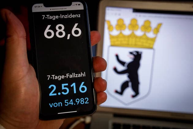 Coronavirus in Deutschland - Covid-19-Dashboard des Robert Koch-Institut DEU, Deutschland, Berlin, 07.03.2021: Die 7-Tage-Inzidenz für das Bundesland (Fälle letzte 7 Tage 100.000 EW) wird auf einem iPhone angezeigt, im Hintergrund das Landeswappen
