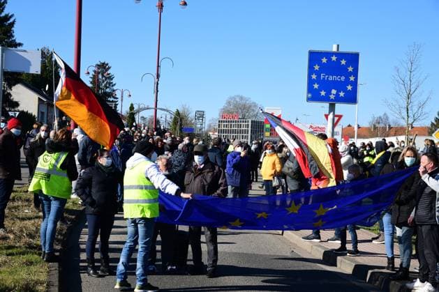 At the German-French border crossing Goldene Bremm in Saarbrücken, several hundred border crossers demonstrated on Saturday 6 3 2021 against the test regulations and the entry requirements The border crossers feel discriminated against by the 48-hour rule and see the border as de facto closed Finally, the border crossing was blocked by the demonstrators bub