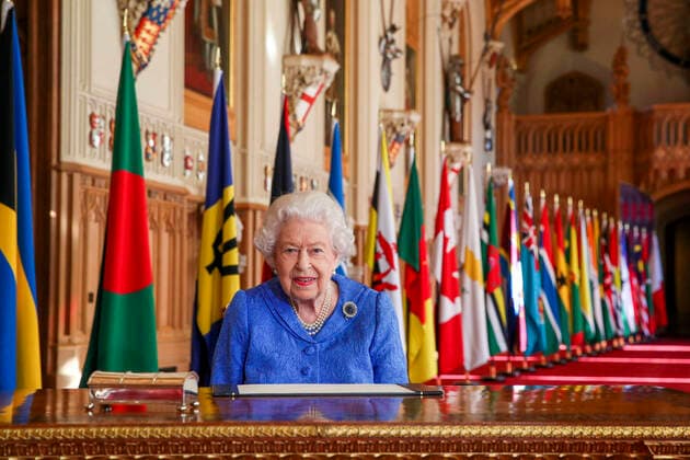Bilder des Jahres 2021, Entertainment 03 März Entertainment Themen der Woche KW09 Entertainment Bilder des Tages . 07 03 2021. Windsor, United Kingdom. Queen Elizabeth II signs her annual Commonwealth Day Message at St George s Hall at Windsor Castle.  xPoolx xi-Imagesx IIM-22051-0003