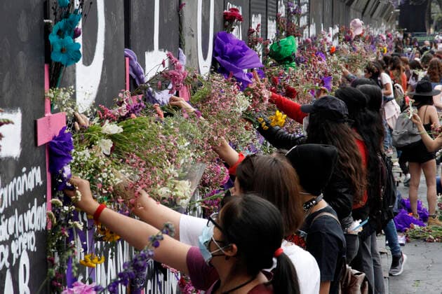 Performance In Protest Against Gender Violence In Mexico MEXICO CITY, MEXICO - MARCH 7: A woman, takes part during a performance of Feminist groups, to write names of victims of femicide and place flowers in protest against gender violence, as part of the protests of International Women s Day at the National Palace on March 7, 2021 in Mexico City, Mexico Copyright: xLuisxBarronx EYEPIXGROUP_LB_07032021_4276