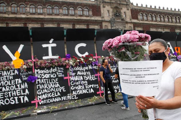 Performance In Protest Against Gender Violence In Mexico MEXICO CITY, MEXICO - MARCH 7: A woman, takes part during a performance of Feminist groups, to write names of victims of femicide and place flowers in protest against gender violence, as part of the protests of International Women s Day at the National Palace on March 7, 2021 in Mexico City, Mexico Copyright: xLuisxBarronx EYEPIXGROUP_LB_07032021_4273
