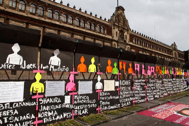 Performance In Protest Against Gender Violence In Mexico MEXICO CITY, MEXICO - MARCH 7: A woman, takes part during a performance of Feminist groups, to write names of victims of femicide and place flowers in protest against gender violence, as part of the protests of International Women s Day at the National Palace on March 7, 2021 in Mexico City, Mexico Copyright: xLuisxBarronx EYEPIXGROUP_LB_07032021_4266