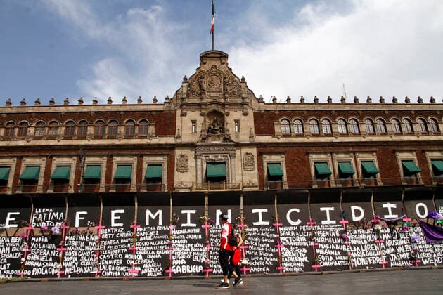 Performance In Protest Against Gender Violence In Mexico MEXICO CITY, MEXICO - MARCH 7: A woman, takes part during a performance of Feminist groups, to write names of victims of femicide and place flowers in protest against gender violence, as part of the protests of International Women s Day at the National Palace on March 7, 2021 in Mexico City, Mexico Copyright: xLuisxBarronx EYEPIXGROUP_LB_07032021_4267