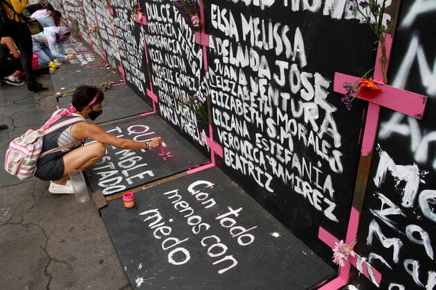 Performance In Protest Against Gender Violence In Mexico MEXICO CITY, MEXICO - MARCH 7: A woman, takes part during a performance of Feminist groups, to write names of victims of femicide and place flowers in protest against gender violence, as part of the protests of International Women s Day at the National Palace on March 7, 2021 in Mexico City, Mexico Copyright: xLuisxBarronx EYEPIXGROUP_LB_07032021_4270