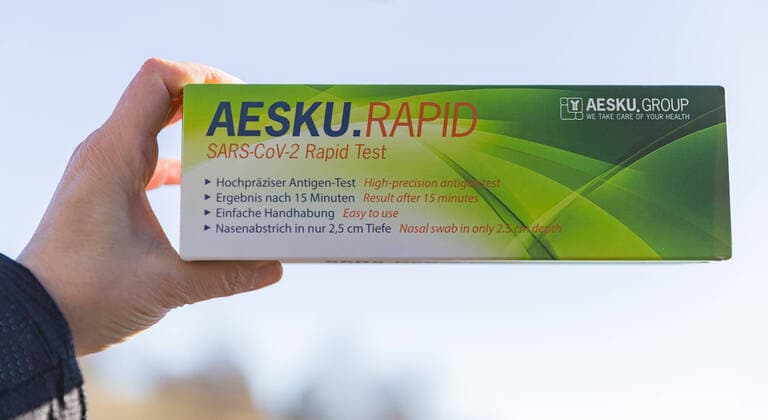 08 03 2021, Corona rapid tests at Aldi Co Already since Saturday, ALDI North and ALDI South have been offering so-called Corona antigen rapid tests self-tests for sale Drugstores such as Rossmann and Co are now also following suit AESKU RAPID SARS CoV 2 Rapid Test in the Hand Bad Brueckenau Aldi South Bavaria Germany