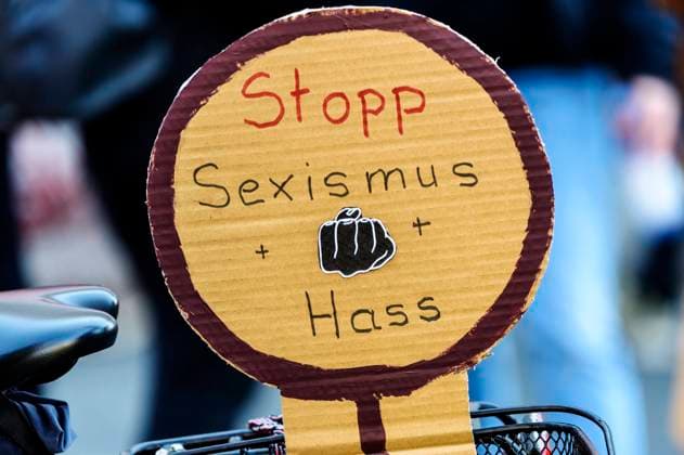 Um den Weltfrauentag am Montag einzuleiten, gehen zahlreiche Menschen auf die Straßen Nürnbergs. unter der Einhaltung der Corona-Maßnahmen wie Abstand halten und Maske tragen, führt der Marsch vom Plärrer durch die City. Nürnberg, 07.08.2021 *** To usher in International Womens Day on Monday, numerous people take to the streets of Nuremberg while observing Corona measures such as keeping their distance and wearing masks, the march leads from the Plärrer through the city Nuremberg, 07 08 2021 Foto:xD.xAnoraganingrumx xFuturexImage
