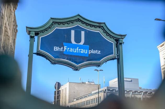 Bilder des Jahres 2021, News 03 März News Themen der Woche KW10 News Bilder des Tages Anlässlich des Frauentags wurde der Name des U-Bahnhos Hermannstraße in Berliner-Neukölln mit FrauFrau überklebt. On the occasion of Women s Day, the name of the Hermannstraße underground station in Berlin-Neukölln was pasted over with FrauFrau . snapshot-photography B.Niehaus *** On the occasion of Women s Day, the name of the Hermannstraße underground station in Berlin Neukölln was pasted over with FrauFrau snapshot photography B Niehaus