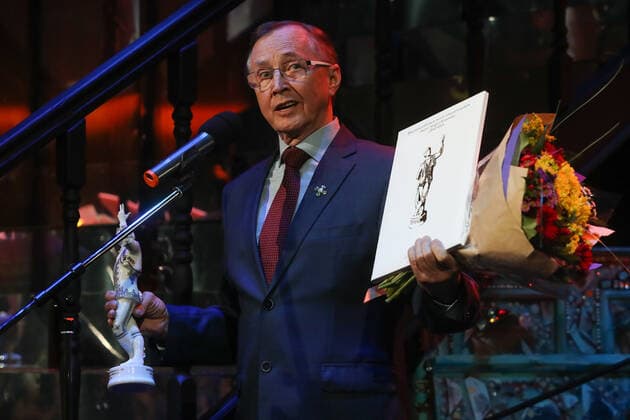 Entertainment Bilder des Tages ST PETERSBURG, RUSSIA - MARCH 8, 2021: Actor, director Nikolai Burlyayev speaks at the 11th Andrei Mironov Figaro Russian National Acting Award ceremony at Andrei Mironov Russian Enterprise Theater. Alexander Demianchuk TASS  TS0F8E10