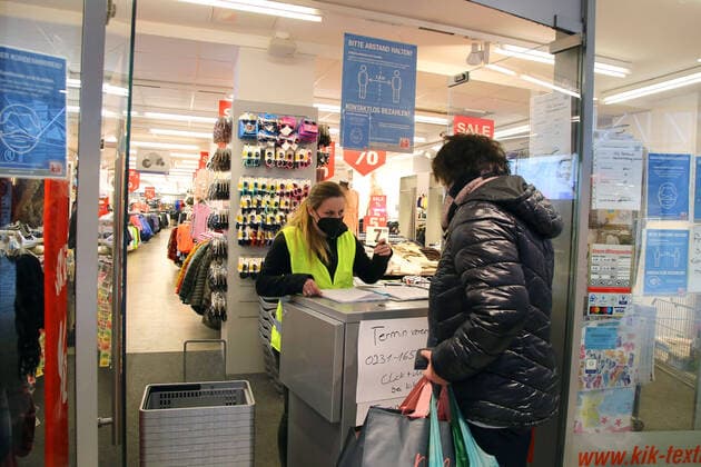 08 03 2021 Dortmund At the start of the week on 8 March, some stores can reopen completely, others can welcome customers with appointments, click and meet, quite a few stores still have to wait with the reopening A customer books an appointment at the entrance to a KIK store